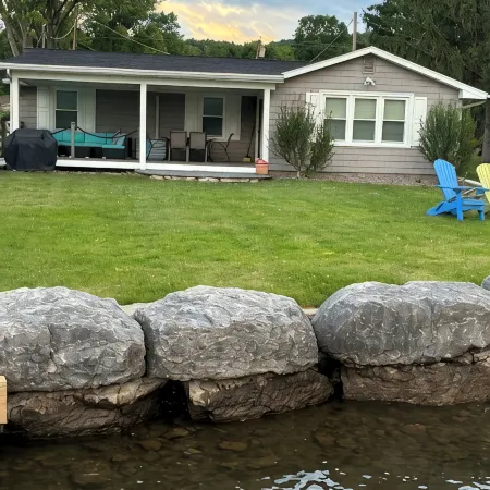 Spring Summer Specials on Cozy Newly Renovated Cottage with AC Right on the Lake
