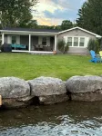 Spring Summer Specials on Cozy Newly Renovated Cottage with AC Right on the Lake