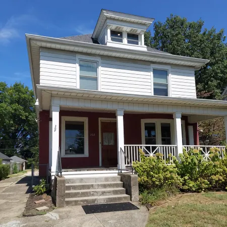 Charming historical 4 bd & 3 full ba home in Terre Haute with WiFi, AC & parking