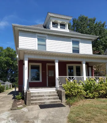 Charming historical 4 bd & 3 full ba home in Terre Haute with WiFi, AC & parking