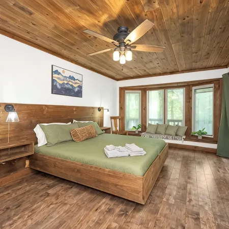 Fern Gulley Cabin with Hot Tub, Pet Friendly,  near DBBB / Hollerwood
