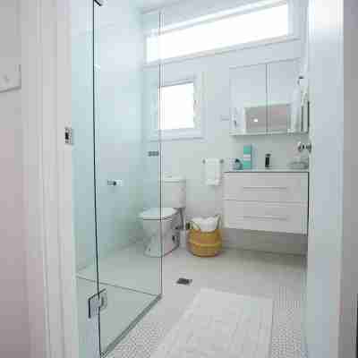 5 mins walk to Beach - Modern Beachy Escape. Netflix, Full Kitchen, Comfy Beds! Rooms