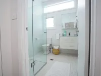 5 mins walk to Beach - Modern Beachy Escape. Netflix, Full Kitchen, Comfy Beds! Hotels in Terrigal