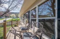 2 Homes - 4 Beds /2 BAs - Easy Walk to Downtown West Jefferson. - Wifi