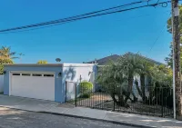 Oceanview home walking distance to beach, pier & short drive to downtown Ventura