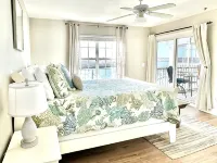 Wake up on the River!  Walk to Charming Downtown Darien.  w/Boat Slip 다리엔 호텔