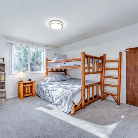 Lovely Mt. Cabin Near Mt. Hood with Hot Tub & Community Pool