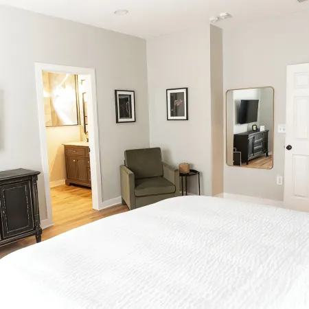 NEW Springmill Escape in Westfield - 2 king beds, office, fenced yard and more