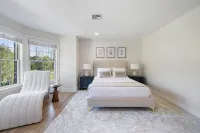 Elegant Home w/7BRs, Game Room, Luxury Yard, Pool - バルコニー