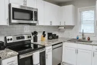 Charming 2-bedroom townhome in Raleigh with AC, WiFi - Bungalows