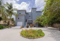 An unBELIZEable home...Barefoot beachfront luxury! Hotel di 