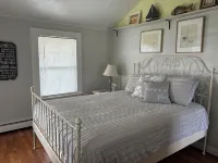 Beautiful old style beach cottage Walk to beach/ restaurants Center of town - Wifi