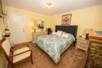 Simmons Motel and Suites - balcony