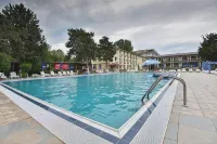 Q Hotel - Kolam Renang