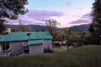 3Br Private 8 Acre Spa Retreat - BBQ, Patio, Views - Wifi