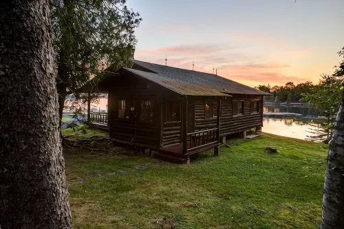 Authentic Log Cabin on Damariscotta River W/ Dock and Moorings