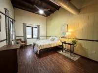 WOW Huge Catfish Lake Home 13br 5ba, Sleeps 26, Eag River Chain/weddings/events - Beach