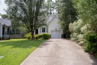 New modern kitchen in great location to RDU and RTP - Homestays