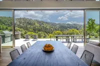 Modern, recently built home with stunning pool & beautiful views; 15 min to town - 5-Sterne