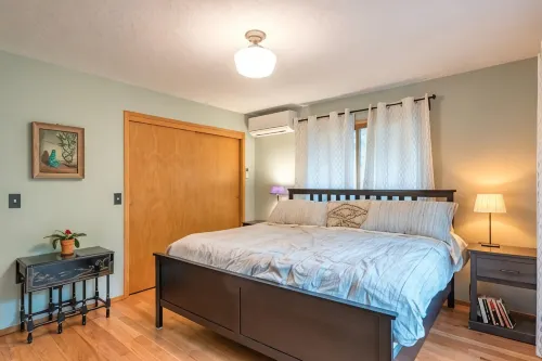 Tabor Hillside Retreat over the trees, walk to trails, and Montavilla cafes. - Jacuzzi