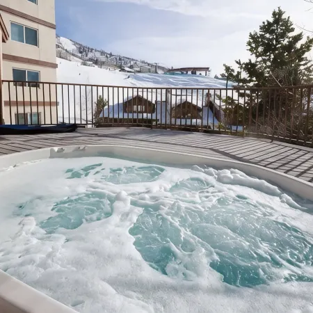 Ski In Ski Out: 2 King Beds, Hot Tub , Gas Fireplace,Balcony, Close to Base Area