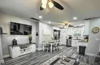Central Retreat B, NEW Cozy Family & Pet Friendly - 4-Star