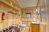 Private - Spacious- Creek Lined Cabin - バルコニー