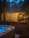 Custom Design Safari Tent Overlooking a Serene Running Creek & Natural Waterfall - con encanto