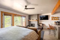 Der Steiermark Unit 108 King Studio Off Main St w/ Patio, Hot Tub & Free Parking - 4-Star