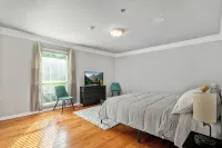 Luxury Brooks Retreat – 7BR 9BA, WiFi, Chef's Kitchen, Workspace, Outdoor Oasis!