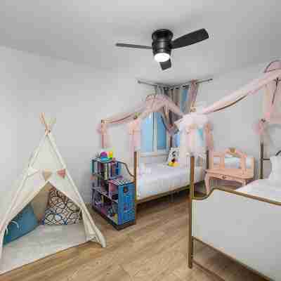 NEW Lux 5BR Villa Near Disney, Knotts, LA, OC w/ Hot Tub & Games Rooms