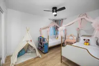 NEW Lux 5BR Villa Near Disney, Knotts, LA, OC w/ Hot Tub & Games