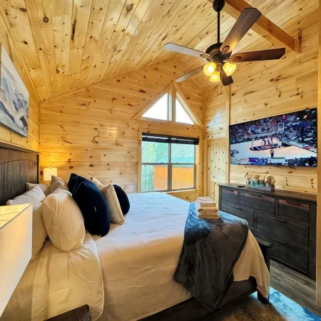 3 miles to Dollywood! Family size Cabin with Indoor Pool/Games, PS 5 & Hot tub