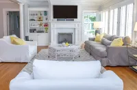Beautiful Bright 6 bedroom home in the heart of Buckhead - บังกะโล