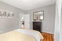 Stylish, Relaxing & Comfy 3 BDR Home. 2 minutes to Lake Compounce - Wifi