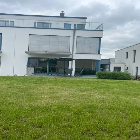 Moderne Ferienwohnung, Platz für 6 Gäste - 2 Schlaf-/ Wohn-/badezimmer, Terrasse Отели в г. Зинген