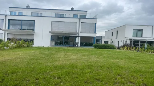 Moderne Ferienwohnung, Platz für 6 Gäste - 2 Schlaf-/ Wohn-/badezimmer, Terrasse