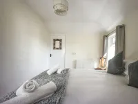 Delightful New Forest Cottage in Idyllic Village