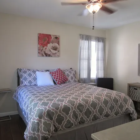 4 Bedroom Home - Great Location Sleep 9 Guest . 7 Beds