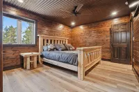 Spacious 8-bedroom house with WiFi, AC, Hot Tub South of Lead -  Privatzimmer