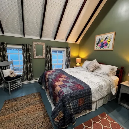 Bellecroft House - Beautifully renovated, stunning water-front getaway property