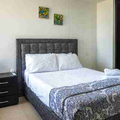 Beautiful 3 bedroom 2 bath apartment Rooms