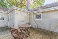 Cozy 2 Bedroom Home Mins from Downtown Champaign - Bungalows