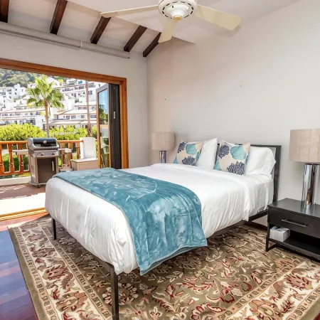 Hamilton Cove 2-bedroom condo with golf car & A/C in pleasant Catalina Island