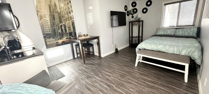 Private/ Pet-friendly Themed Suite with Kitchenette! Fast Wi-Fi, Central Hotels in Lethbridge
