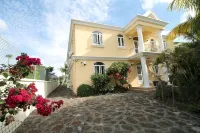 Beautiful villa not far from local beach with private fenced pool. โรงแรมในเพเรแบร์