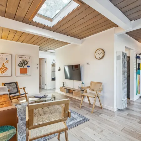Designer Home Near Stanford/Tech Hub+AC/Gym/Office/BBQ/Parking. 2 Bed/1 Bath.