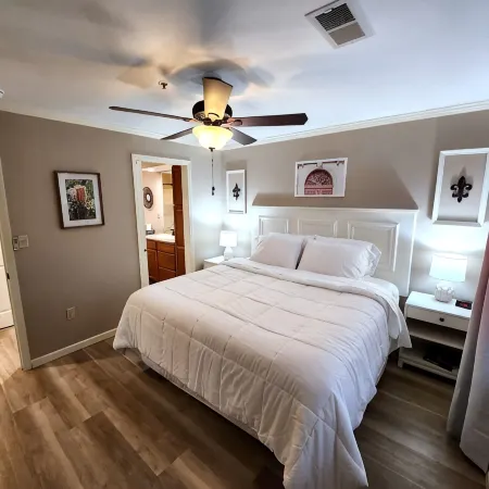 Walk In luxury condo with pools and hot tub! Comfy beds!