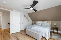 Cozy 4-Season Chalet + Lake Winni + Gunstock + Free Breakfast · Sleeps 8 - WiFi