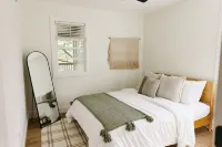 “Ivory Inn” Modern Stay w/ Hot Tub - Greyline - Boutique